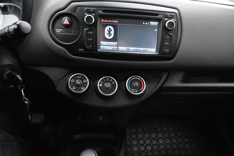 2018 TOYOTA Yaris LE — photo 9