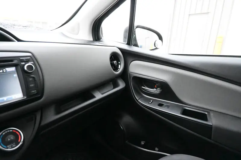 2018 TOYOTA Yaris LE — photo 14